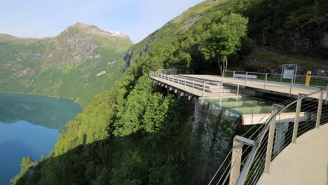 Plataforma-De-Observación-Del-Fiordo-De-Geiranger,-Vista-A-La-Cascada-Siete-Hermanas.-Hermoso-Paisaje-Natural-De-Noruega.